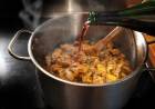 Los secretos para cocinar con vino (ya sea blanco, tinto o de Jerez) contados por chefs profesionales