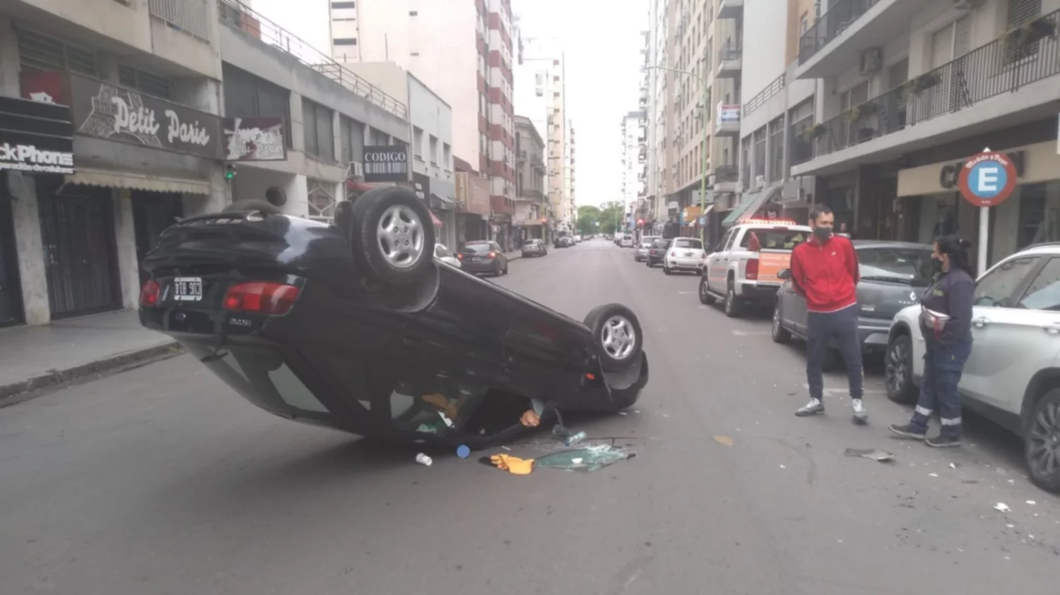 Una mujer se descompensó al volante y volcó su auto en la primera cuadra de Soler
