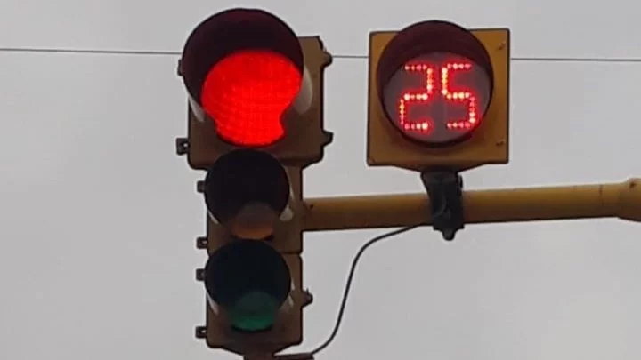 Instalarán 50 nuevos semáforos antiestrés en diferentes esquinas de Bahía
