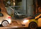 Auto quedó “colgado” en la entrada de la cochera de edificio del centro