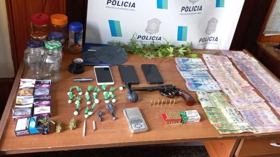 Estaba con arresto domiciliario y seguía vendiendo drogas