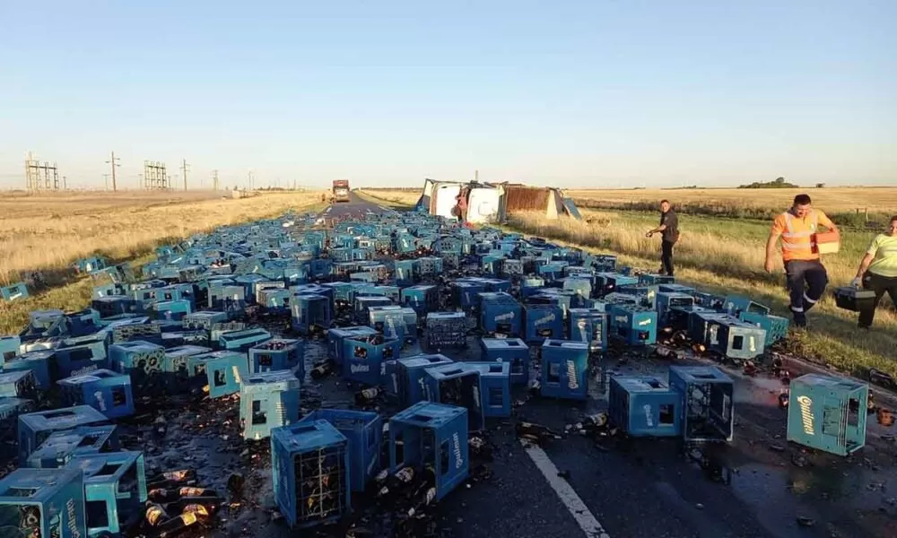Un camión de cerveza volcó su carga en la Ruta 51