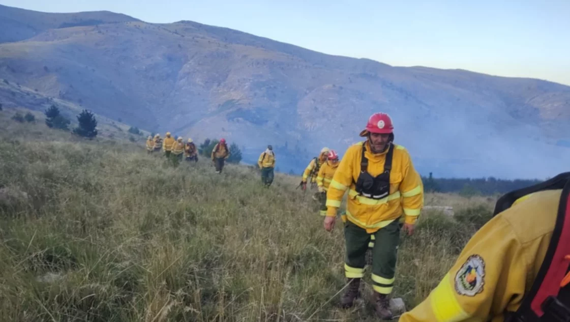 El incendio en las sierras está "controlado"