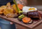 Delicioso manjar: tapa de asado con papas rústicas y huevo