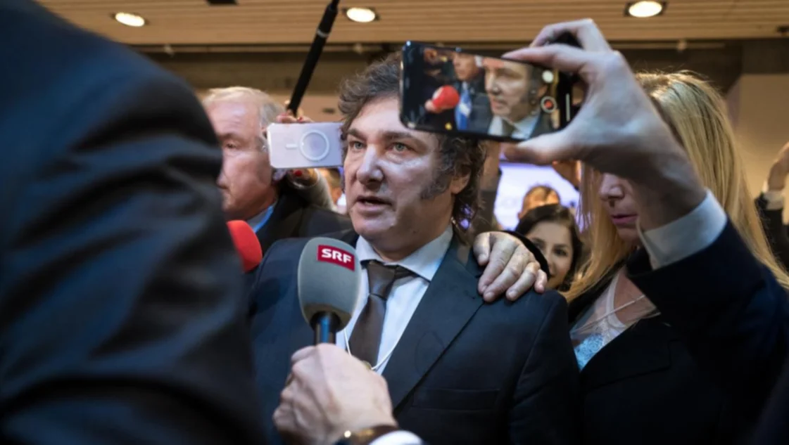 El presidente regresó al país desde Davos tras participar en el Foro Económico Mundial