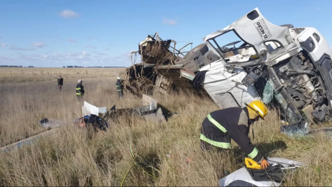 Ruta 51: camionero terminó herido tras un choque y vuelco