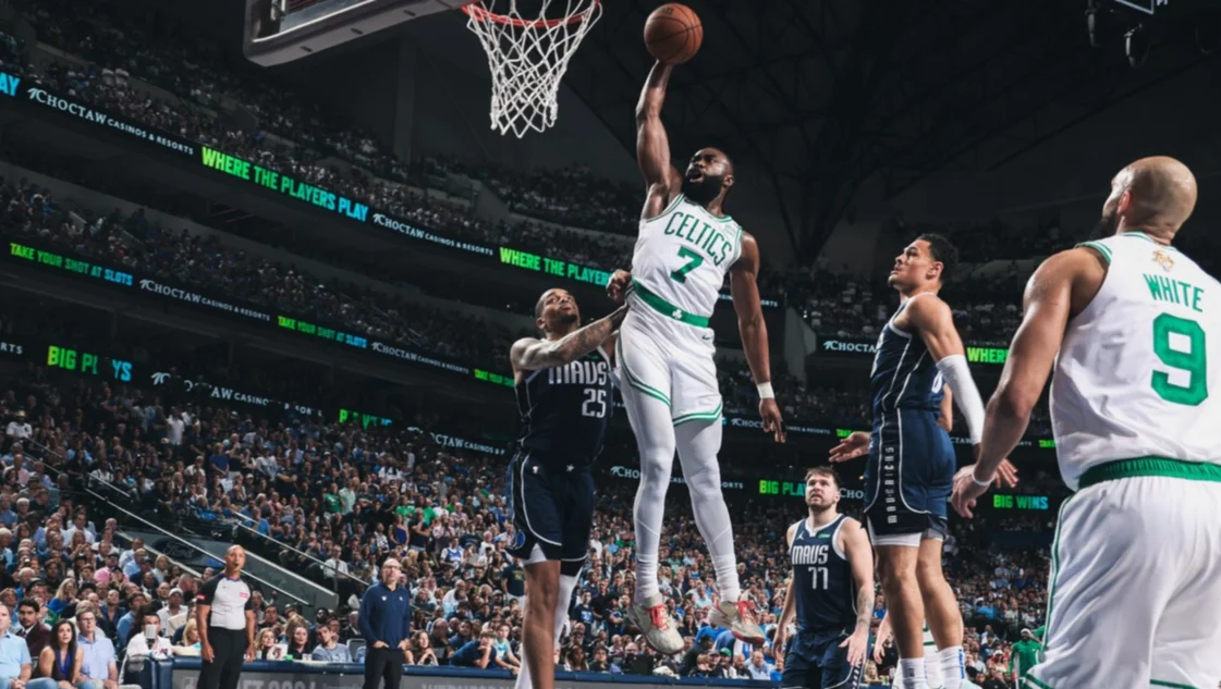 Dallas perdía por 21, achicó a 1 pero se quedó sin Doncic y Boston no lo perdonó