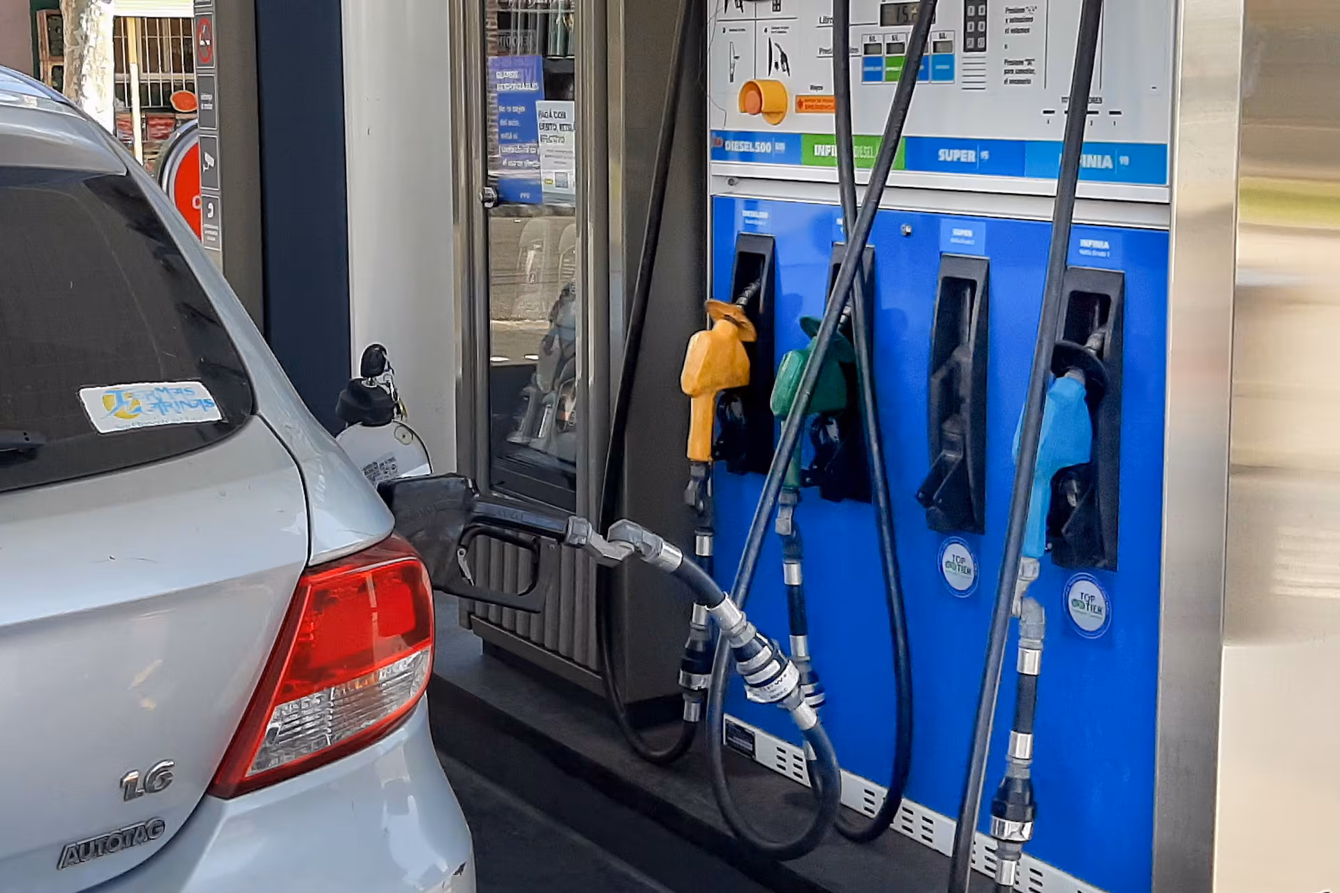 La nafta, un bien de lujo: cuánto hace falta para llenar el tanque