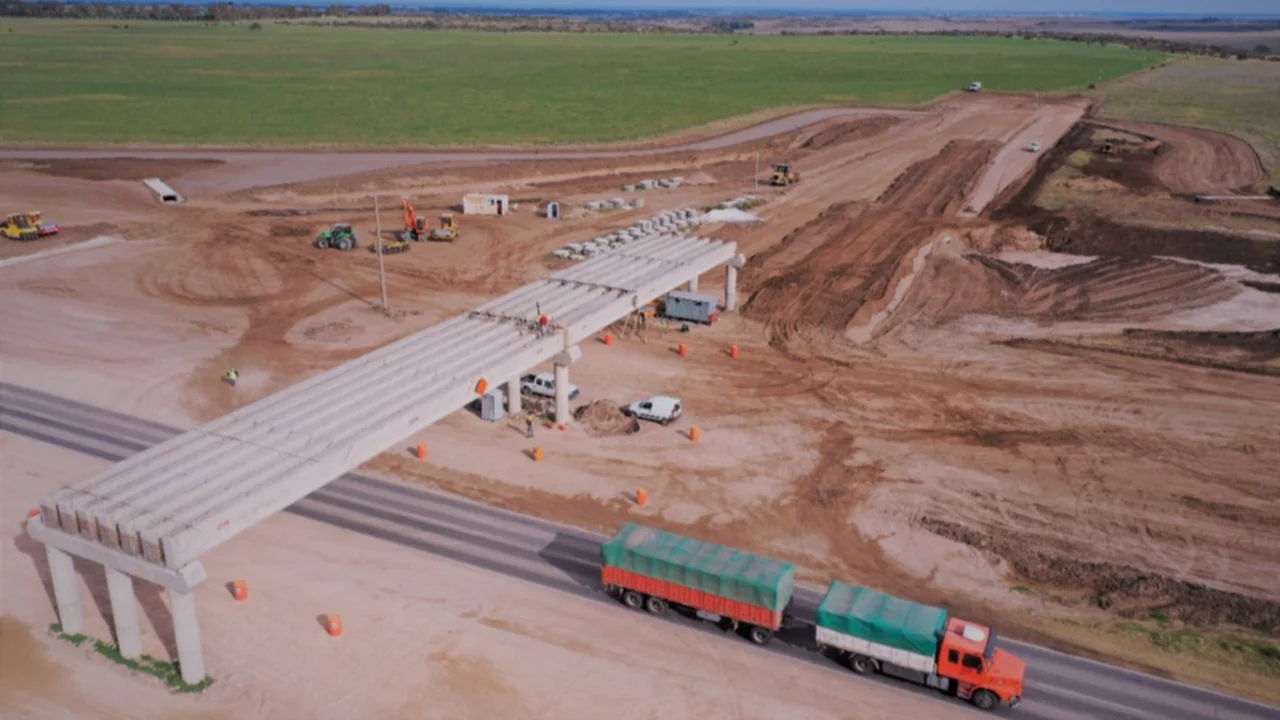 Avances en distintos frentes de la obra de la autopista de la ruta 33