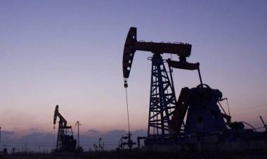 El petróleo subió 50% en 2021: cómo impactará en el comercio exterior de Argentina y en los precios de la nafta