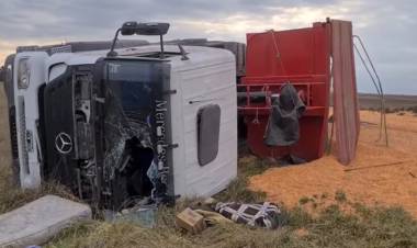 Volcó un camión cargado con maíz en la ruta 85