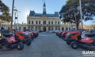 Las delegaciones del distrito recibieron tractores cesperos