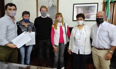 EL INTENDENTE MOCCERO ENTREGÓ UN TERRENO A EQUINOTERAPIA ''RIENDAS LIBRES'' EN EL QUE CONSTRUIRÁN SU ANHELADA SEDE PROPIA