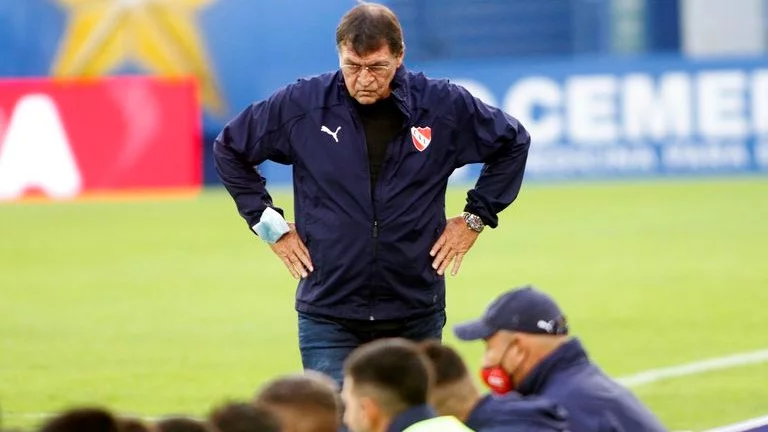 Julio César Falcioni ya no será el DT de Independiente