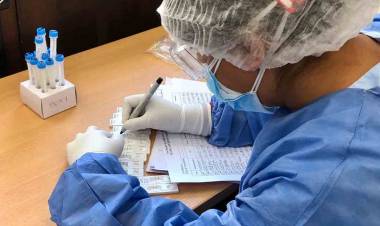 Sigue la escalada: hubo más de 400 casos confirmados en un día