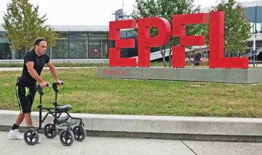Personas parapléjicas recibieron implantes de electrodos en la columna y volvieron a caminar