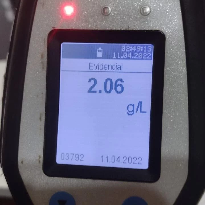 Manejaba ebrio, le secuestraron el auto y agredió a policías junto con un menor