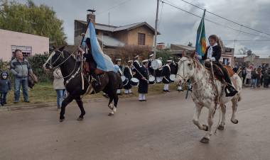 FM Suarense dijo presente en el desfile del 25 de Mayo, en Villa Belgrano