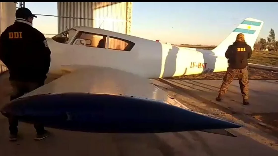 Allanan el campo de un bahiense en Villarino: secuestran un avión robado y armas