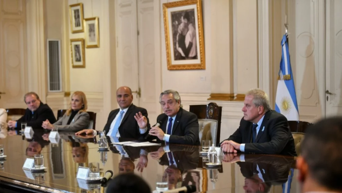 Fernández firmó un convenio para sumar horas de clase en Tucumán y planean extenderlo a todo el país