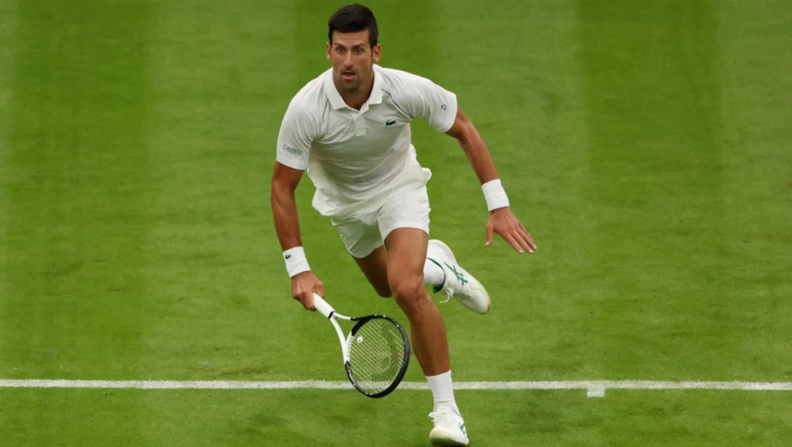 Djokovic tuvo que transpirar, pero su andar en Wimbledon continúa firme