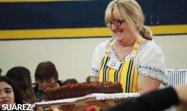 Multitudinario café con tortas organizado por la Comparsa de Personas Mayores