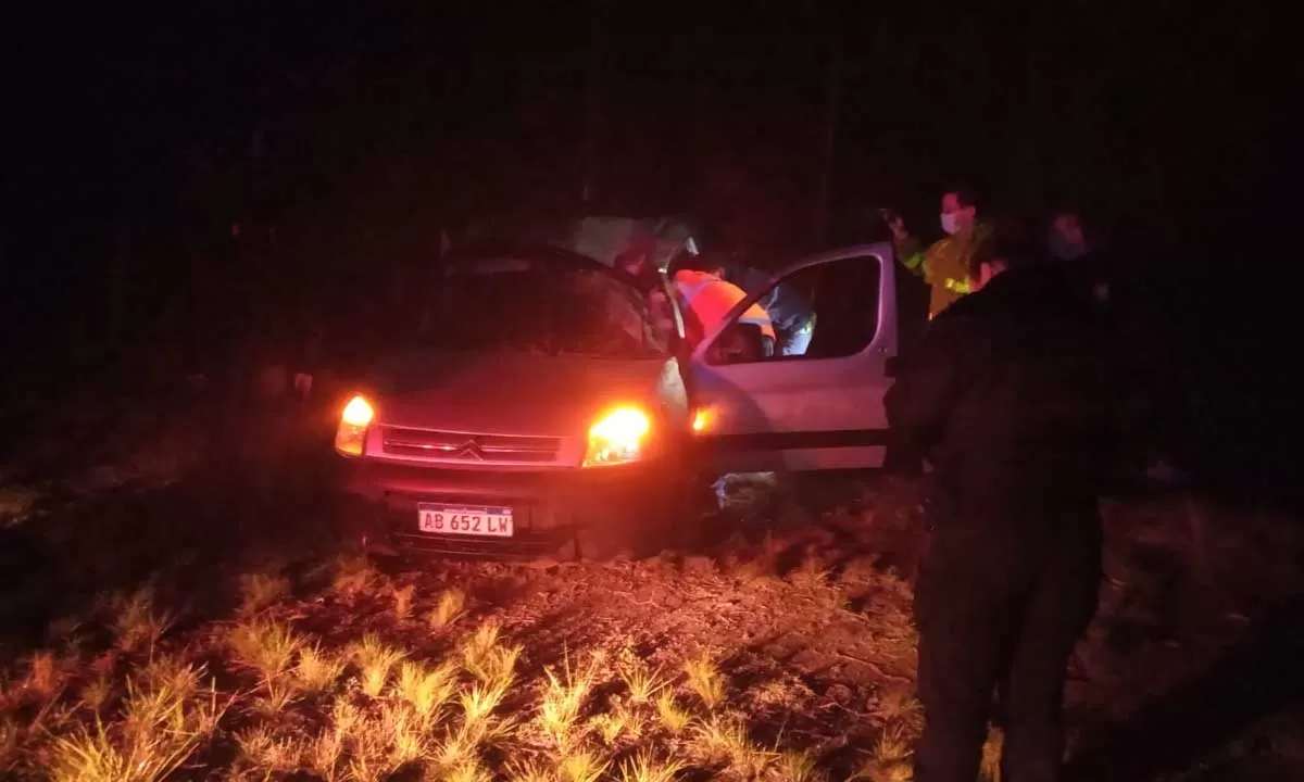 Ruta 51: lo encandiló un camión y terminó volcando