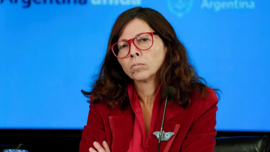 Batakis regresó al país tras su gira por Estados Unidos: incertidumbre por su futuro