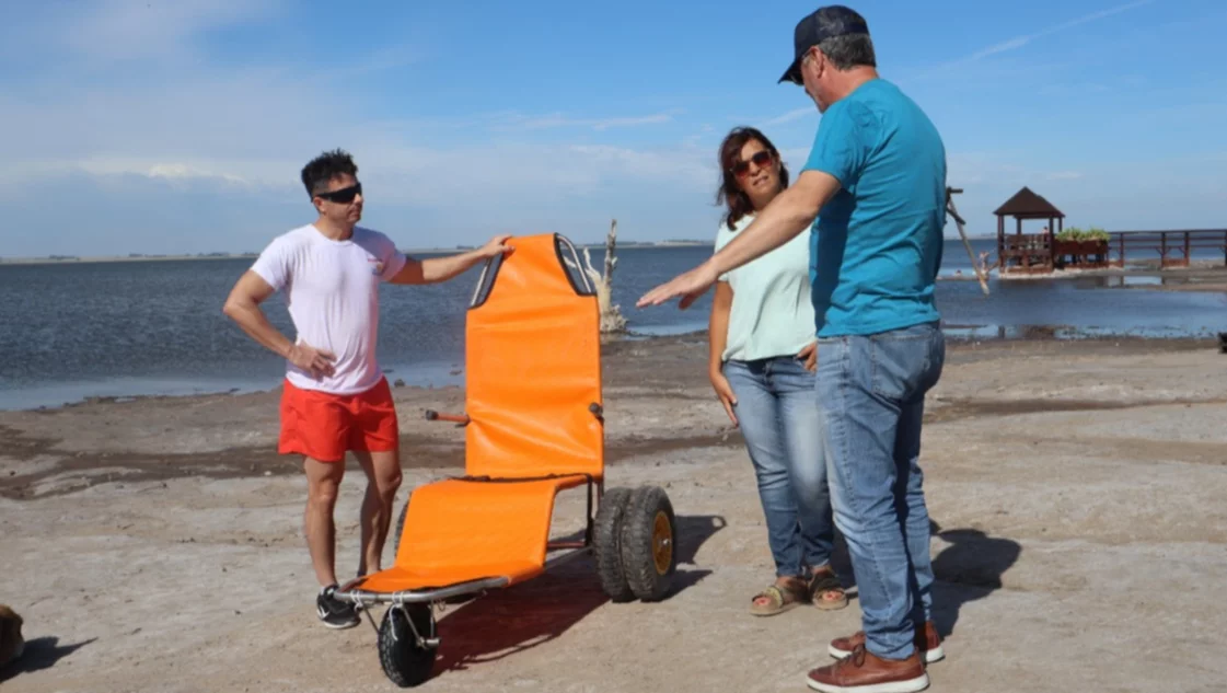 Turismo inclusivo en Carhué: el Lago Epecuén sumó una silla anfibia especial