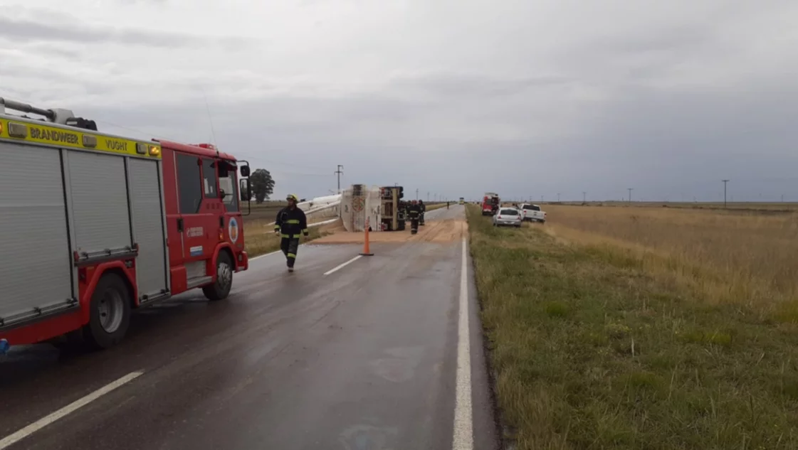 Un herido por el vuelco de un camión en la ruta 3