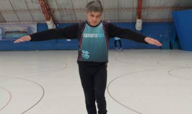 Es ciego, tiene 53 años y patina en el club El Nacional