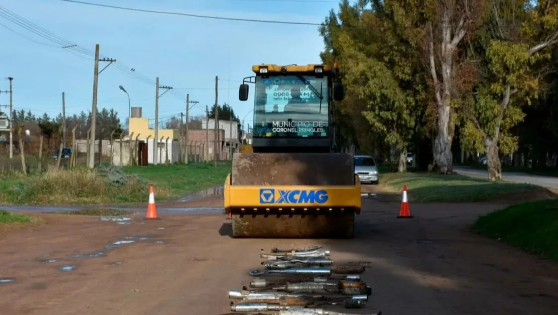 Con una aplanadora destruyeron 70 caños de escape en Pringles