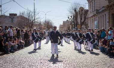 Más de 70 instituciones participaron del desfile del 6 de agosto