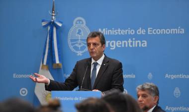 Massa anunció la suspensión de impuestos que impactan en el precio de los combustibles