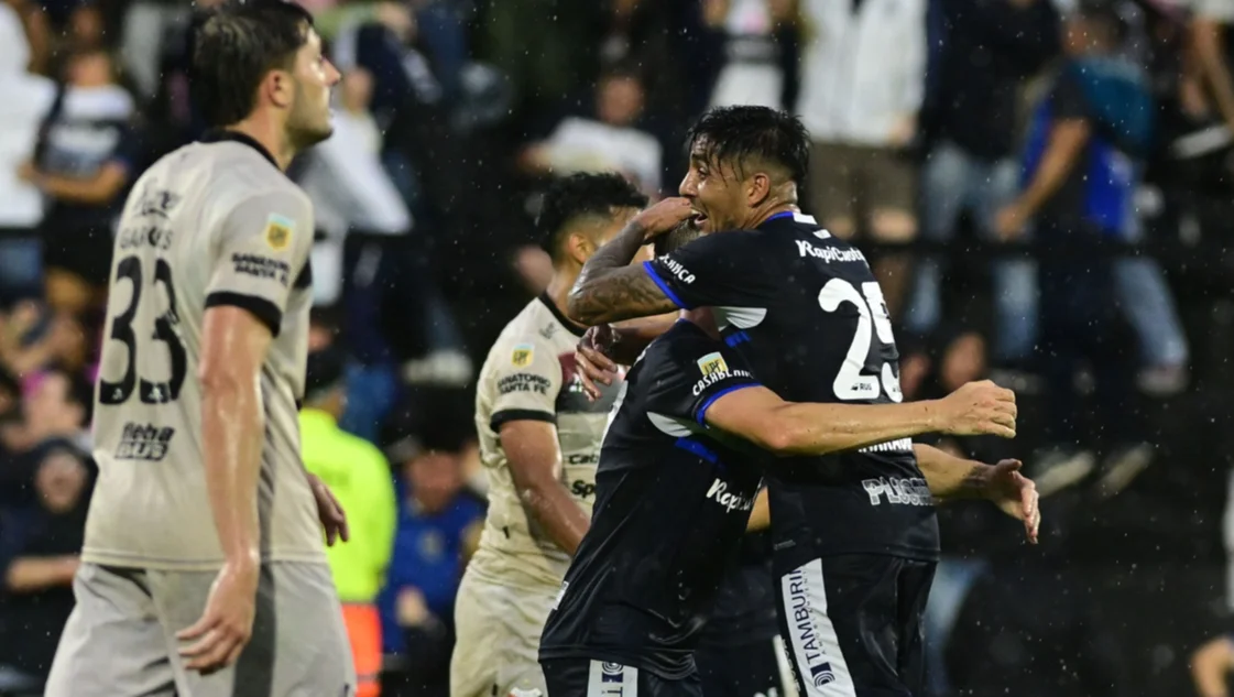 Con un final increíble, Gimnasia venció a Colón y se queda en Primera