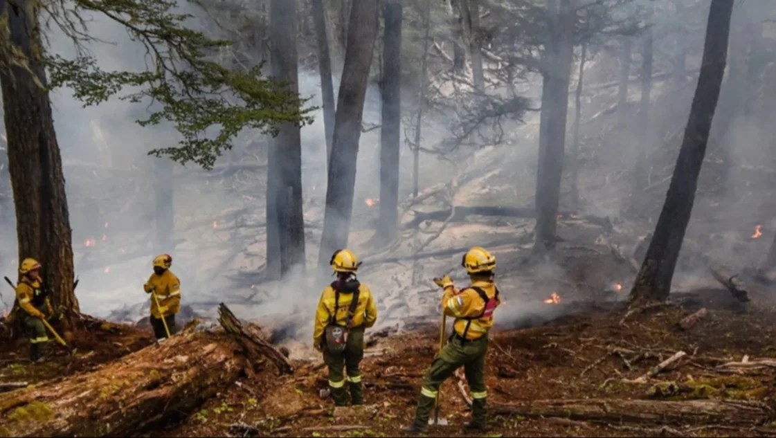 Chubut: el fuego ya consumió más de 2.000 hectáreas y el gobernador acusó a la RAM