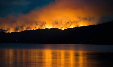 El incendio en el Parque Los Alerces avanza hacia Esquel y el panorama es bastante adverso