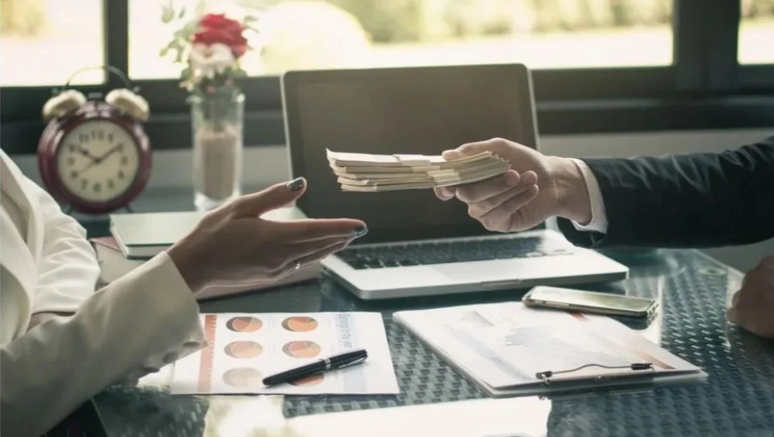 Juicio laboral: condenan a una abogada por engañar a su cliente