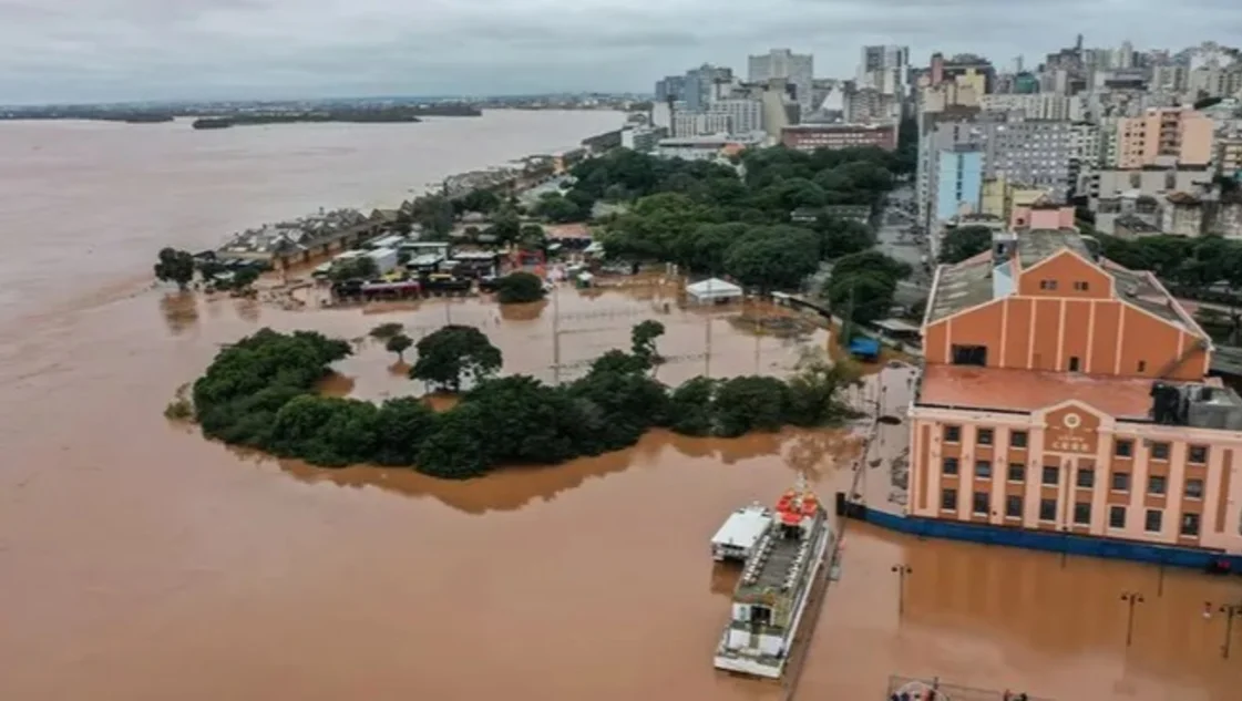 De helicópteros a buzos tácticos: Argentina ofreció recursos a Brasil por las inundaciones