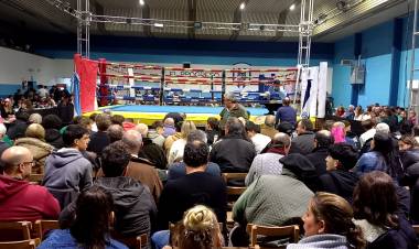 Exitoso festival de boxeo en club El Progreso de pueblo Santa María