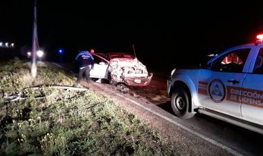 Chocan de atrás a un camión sin luces que frenó y luego huyó
