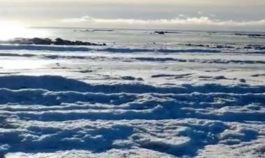 Frío extremo en la Patagonia: se congelaron las olas del mar en Tierra del Fuego