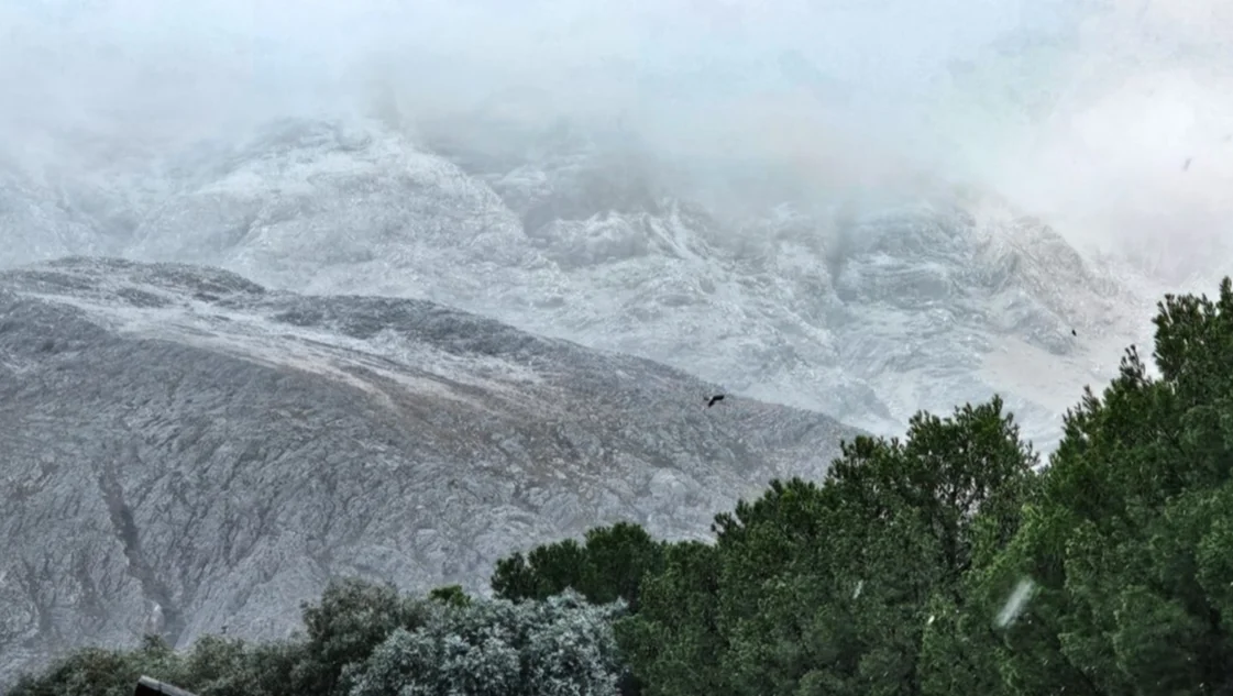 Tras una jornada lluviosa, volvió la nieve a Sierra de la Ventana