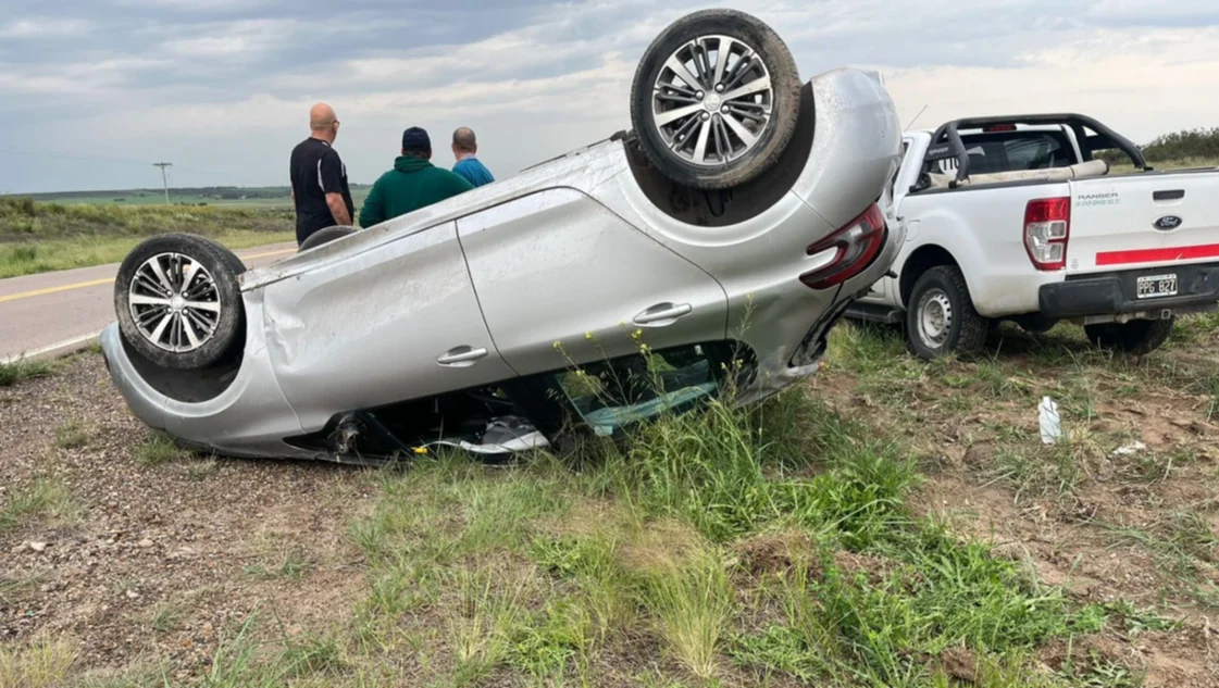 Impactante vuelco en el kilómetro 922 de la Ruta 3: una mujer herida