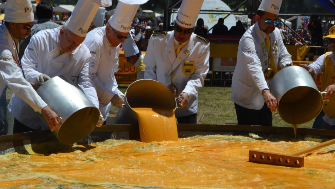 La Omelette Gigante usará 25 mil huevos en el 25 aniversario: estará Rodrigo Tapari