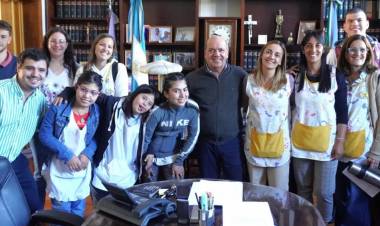 Alumnos de la Escuela Especial N°503 de Huanguelén recorrieron el Palacio Municipal y fueron recibos por el Intendente Moccero