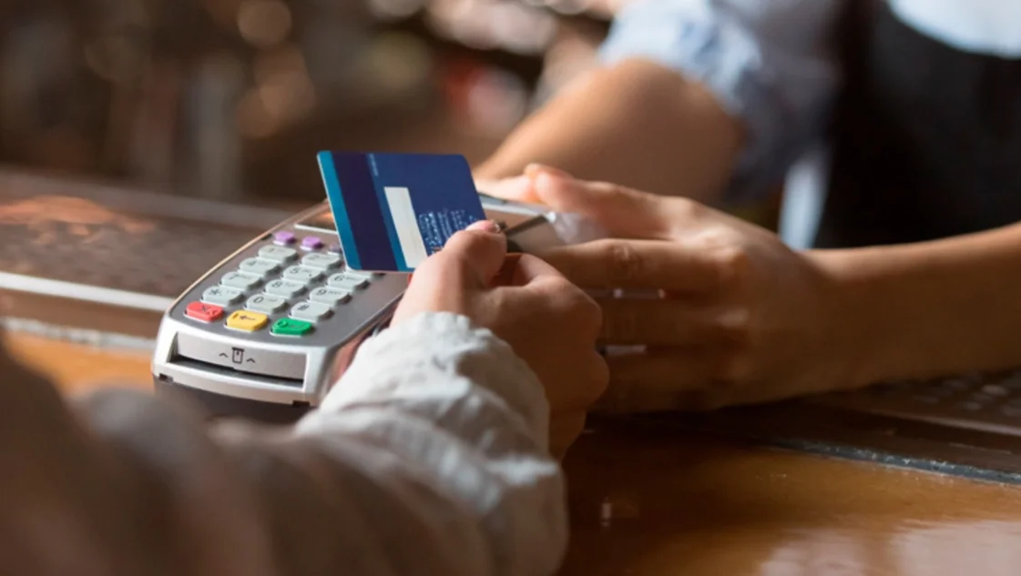 El Gobierno habilitó la opción de pagar en dólares con débito: desde cuándo