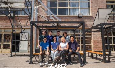 La E.E.S.T N°1 presentó puestos de carga sustentables que se instalarán en dos plazas de la ciudad