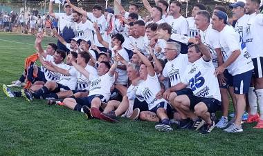 Sarmiento fue campeón de la Liga Regional de Futbol, logrando su titulo N25