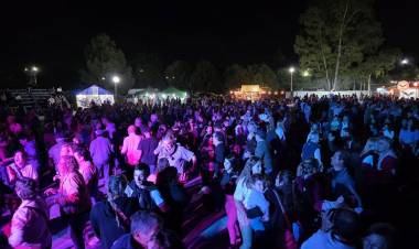 Coronel Suárez despidió los espectáculos de verano con una gran fiesta popular en Santa Trinidad